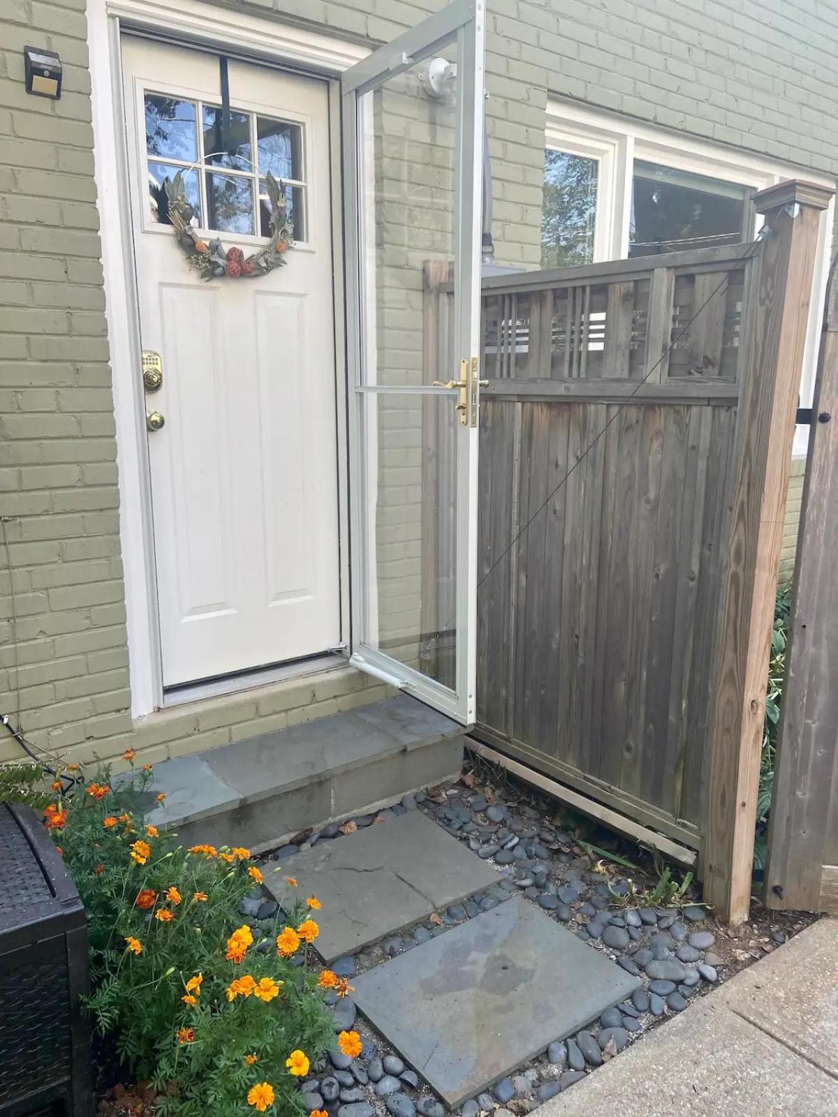 Cozy Studio Near Dc Hotel Falls Church Exterior photo